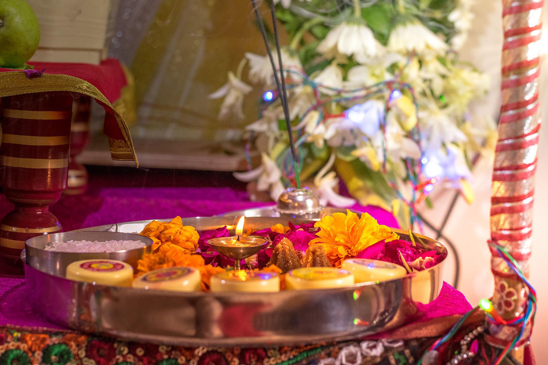 संपर्क सूत्र – पूजा की थाली में दीपक, फूल, चावल और दीप दान सामग्री 